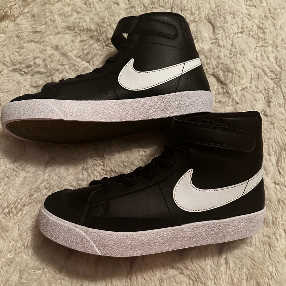 Nike boys big kids size 3 youth. Worn once